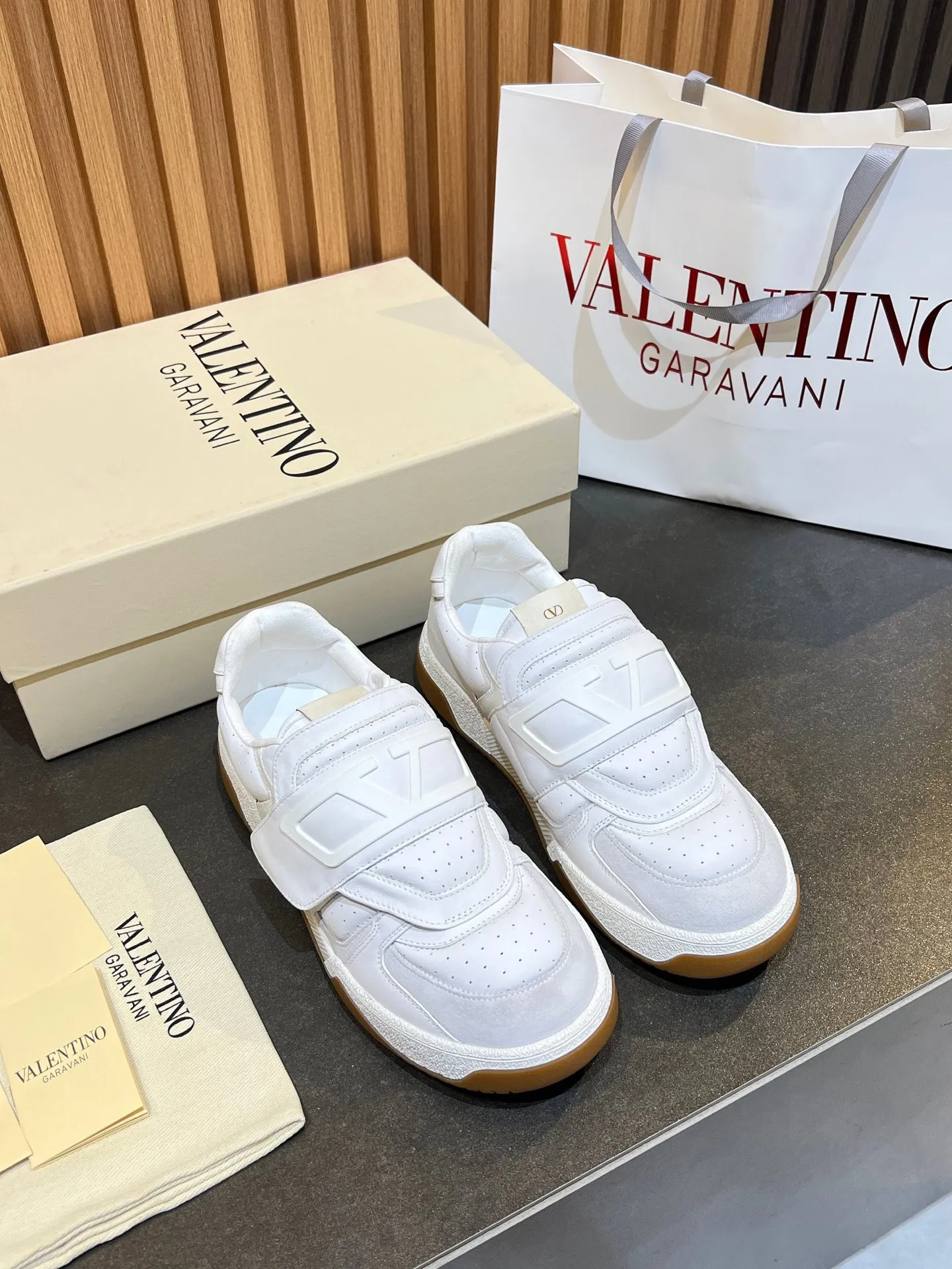 Men's men's shoes 💰760 VLTN Valentin 𝑶𝒏𝒆𝑺𝒕𝒖𝒅 Couple's sneaker series Valentino 2025 new couple's sneakers are on sale. The original ZP purchased and disassembled. Repeated pattern making and modification. The strength must be restored one to one! Top luxury masterpiece Velcro design Soft and comfortable imported calfskin 🧧brings excellent and elegant texture and excellent on-foot comfort Top purchasing version upper: imported calfskin surface/original oil edge craftsmanship Inner: water-dyed cowhide lining Outsole: original development 𝐓𝐏𝐔 two-color combination outsole Packaging: original configuration complete package Code number: 35-46 (45 46 customized)